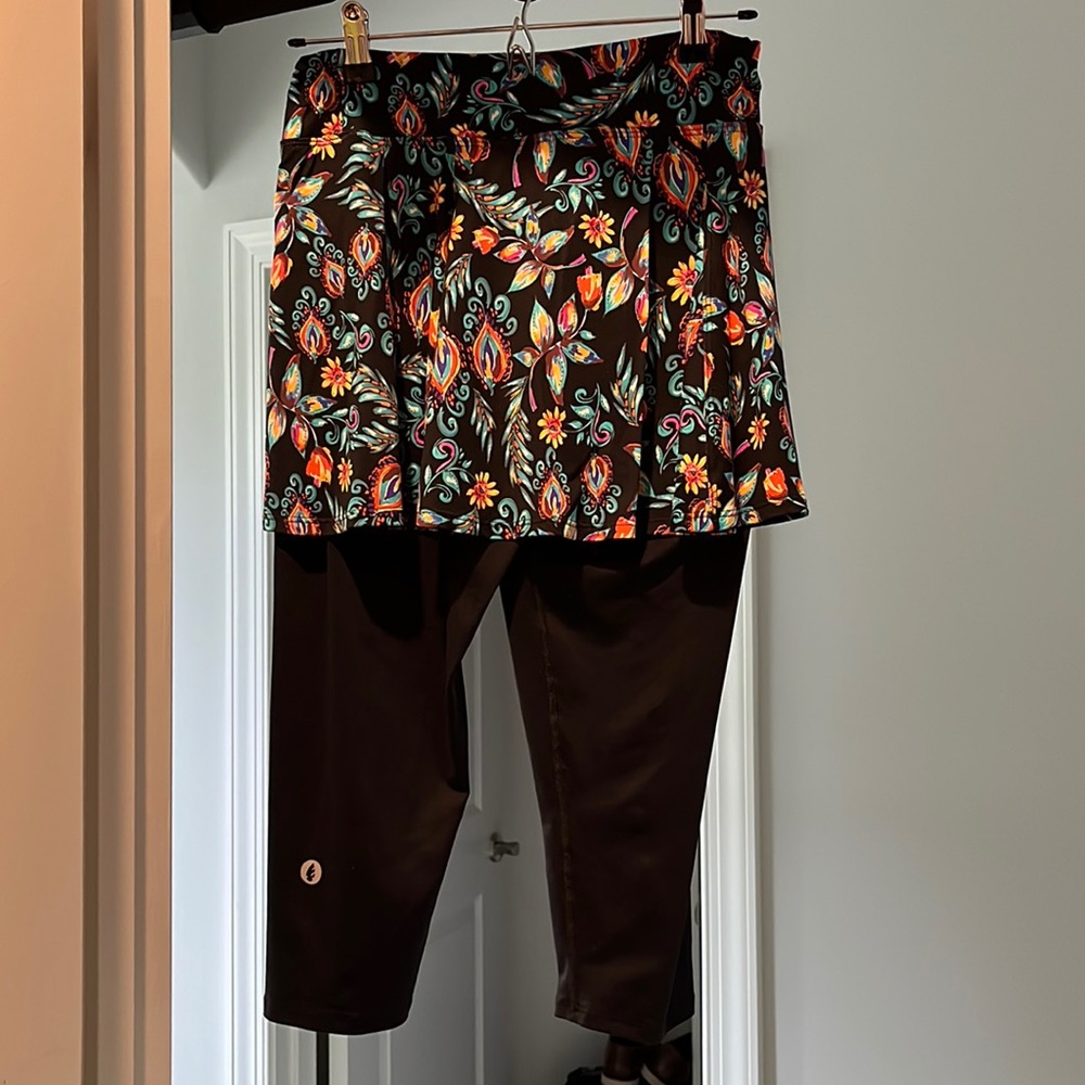 Dona Jo Tennis or Pickleball skirt with leggings.  Size - Large